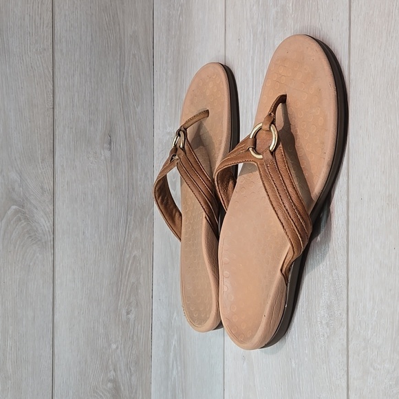 Vionic Women Aloe Leather Thong Sandals Flats shoes sz 9 - Picture 1 of 10